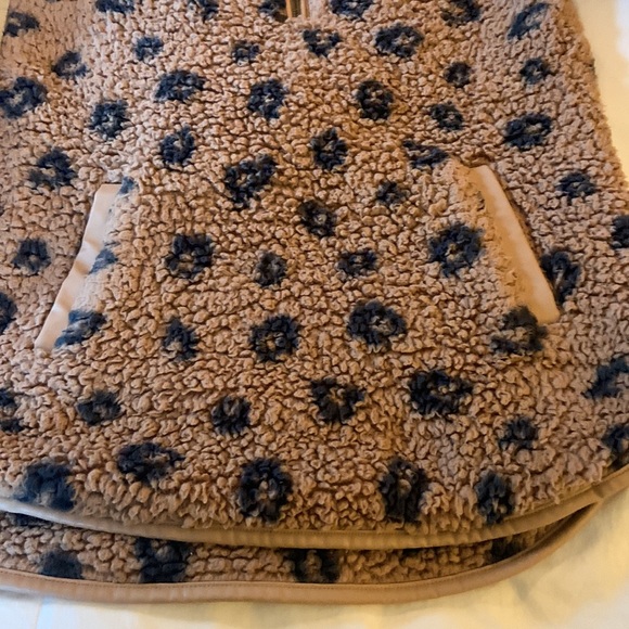 Abercrombie & Fitch Soft A&F Collection Leopard Print Fleece 1/4 zip Pullover - Picture 3 of 4